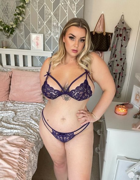 curvygirllou modèle magnifique photos