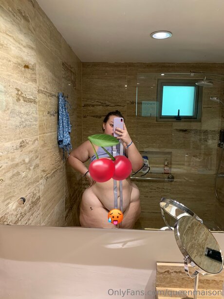 queenmaison modèle pornographique collection