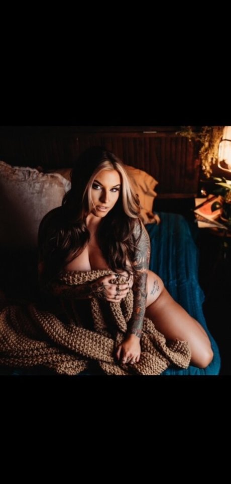 SimplyUncovered actrice érotique galerie