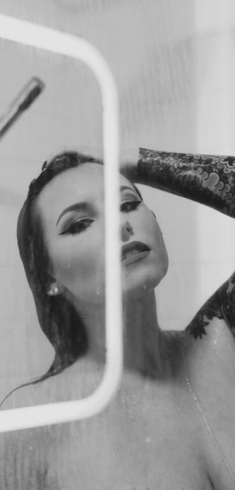 SimplyUncovered modèle joli images