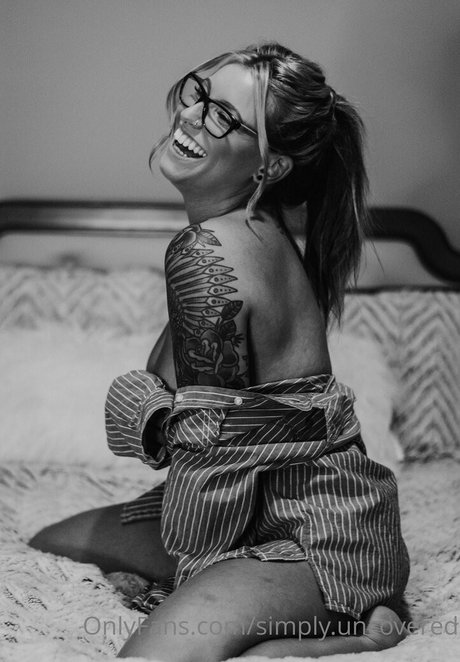 SimplyUncovered actrice xxx des photos