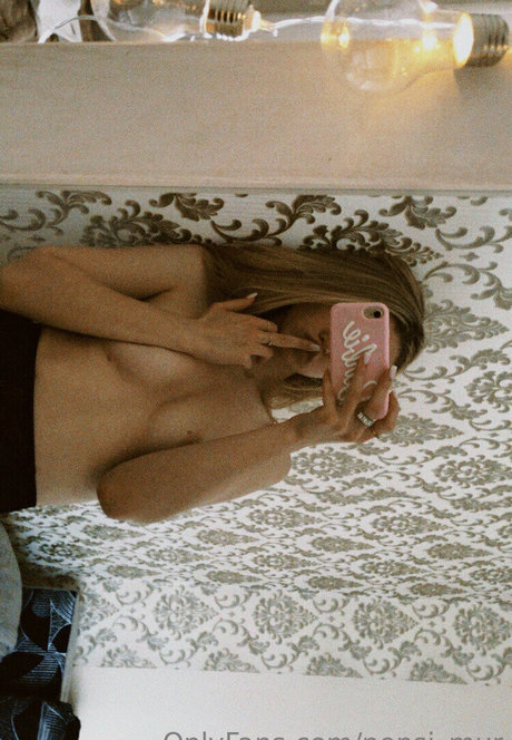 Nensi Mur actrice de nus des photos