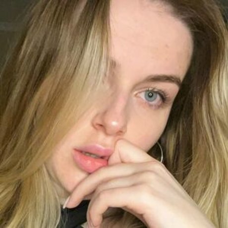 Nensi Mur modèle sexy des photos