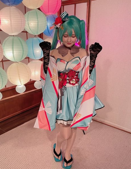 Saya Scarlet modèle xxx galerie