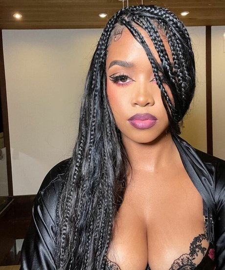 hermusicofficial modèle nu photo