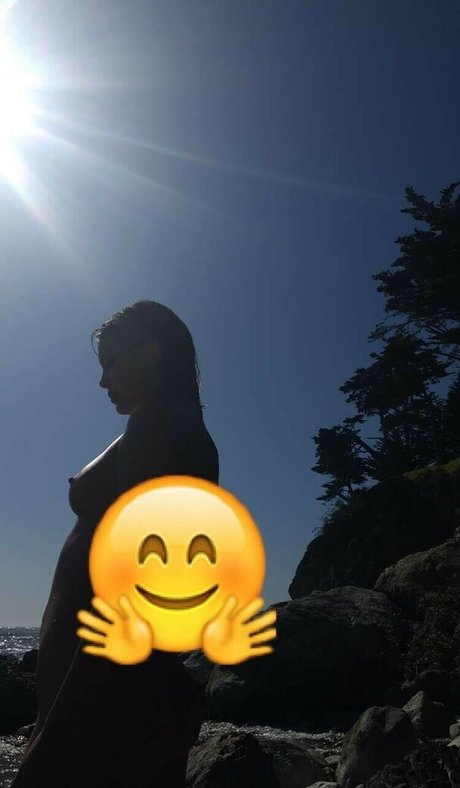 Nathalie Kelley modèle nu galerie