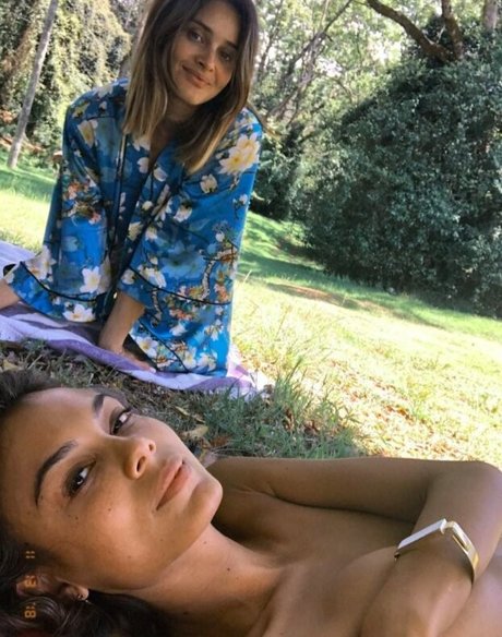 influenceur asiatique onlyfans beau haut des photos