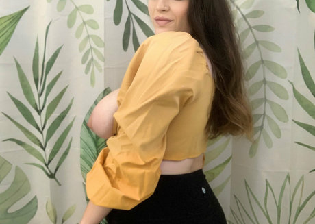 misscordeliavip étoile érotique images