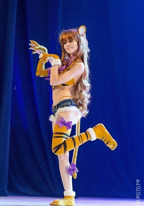 Yuumi SG modèle érotique photos