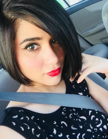 Red Velvet Doll nus de stars du porno photo