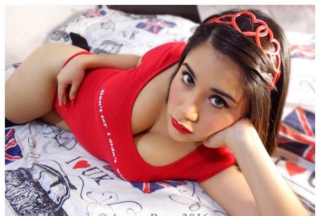 Red Velvet Doll actrice porno des photos