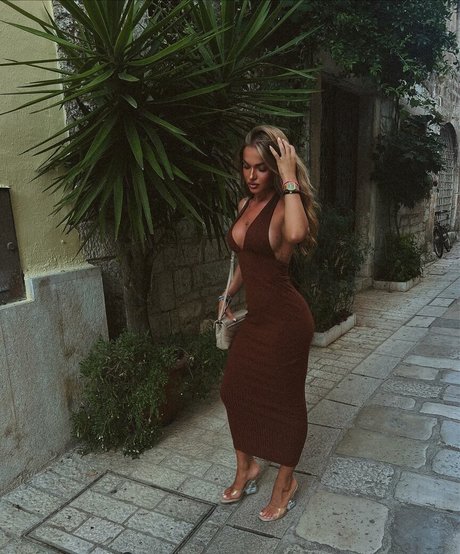 Teodora Dzehverovic haut modèle images