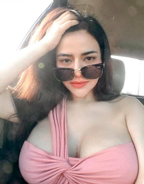 Nisachon Yoothai haut modèle collection