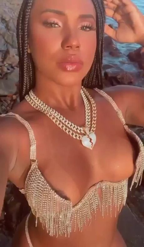 Adriele Souza actrice de nus image