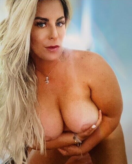 lesbiennes strapon onlyfans jolie adulte photo