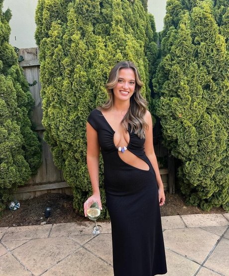 Taya Brooks modèle joli des photos