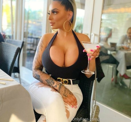 missmeenaofficial star du porno parfaite des photos