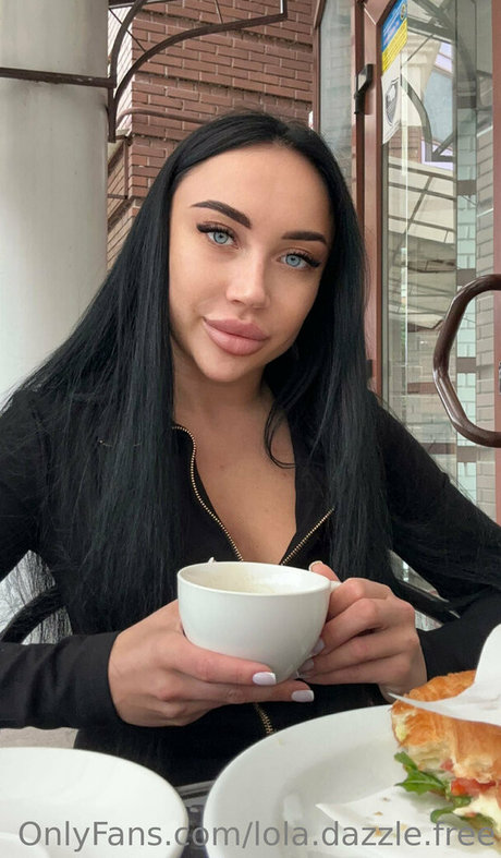 lola dazzle free modèle artistique galeries