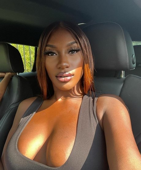 Aya Nakamura modèle galerie