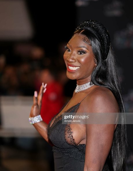 Aya Nakamura star du porno adulte photos