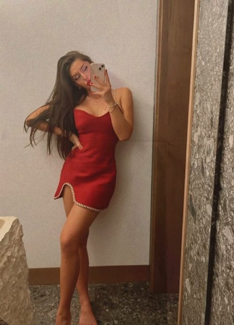 Adalline modèle porno galerie