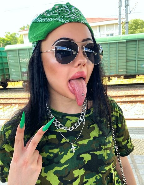 Alison Beth top star photo