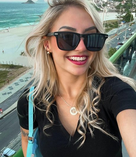 Leticia Ferrazzani haut étoile galerie