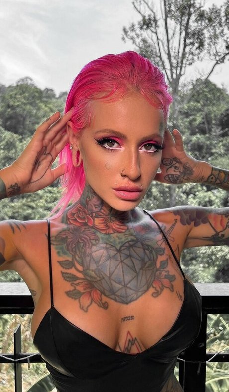 Bantik Boy star érotique images