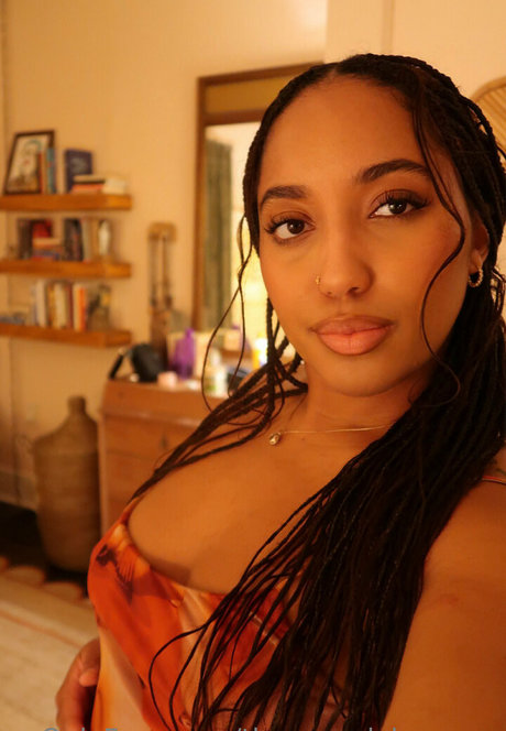 milf blonde aux courbes onlyfans érotique xxx archive