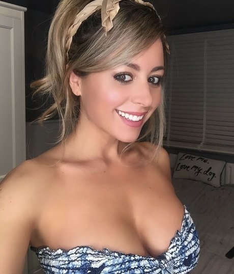 Carly Baker modèle magnifique image