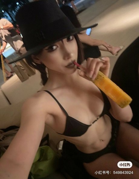 chaton courbé onlyfans nu de haute qualité photo