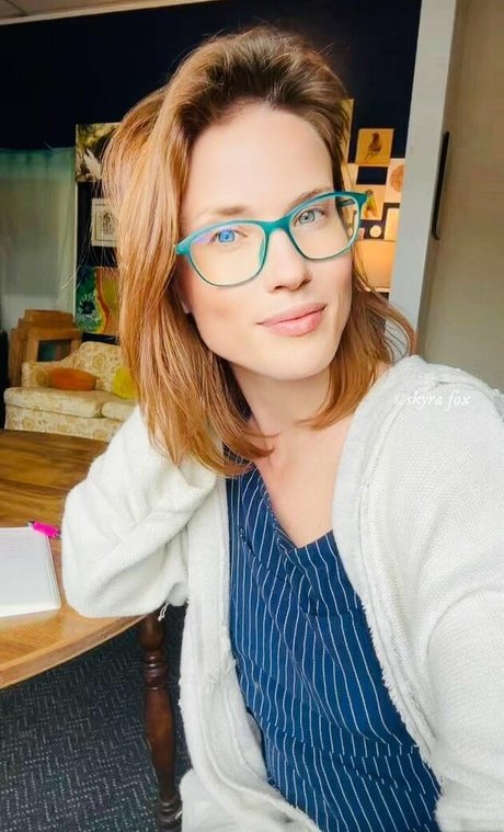 Skyra Fox étoile chaude img