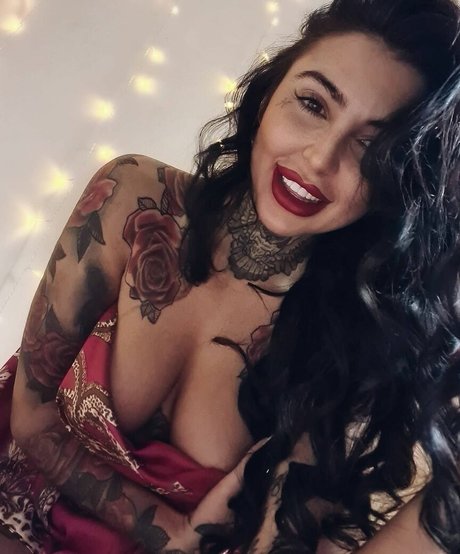 Hollie Stafford nus de stars du porno image