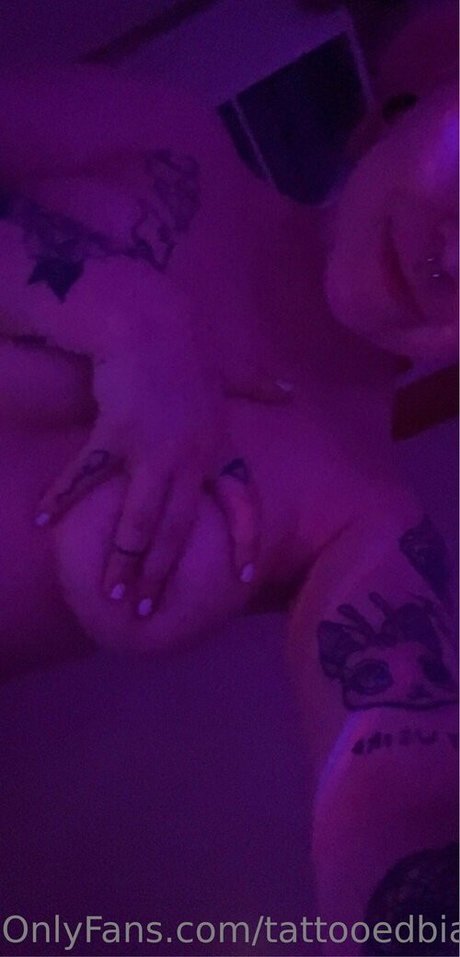 tattooedbiatchfree art modèle des photos