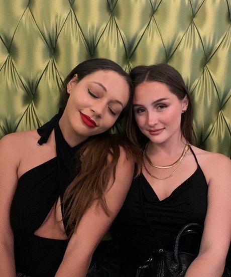 Courtney Craib star du porno sexy image