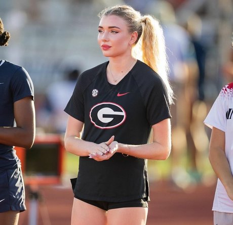 seins bonnet g onlyfans plutôt sexy image