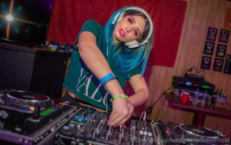 vybrantvibesofficial star pornographique des photos