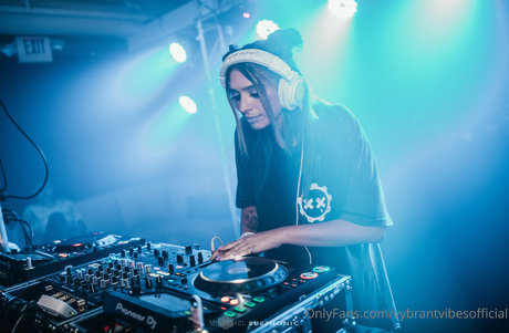 vybrantvibesofficial actrice libre photo