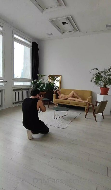 a pozuje art étoile galeries