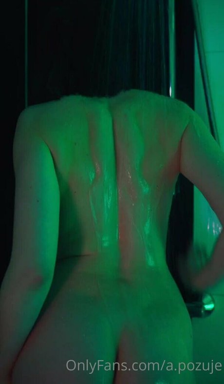 a pozuje actrice sexy galerie