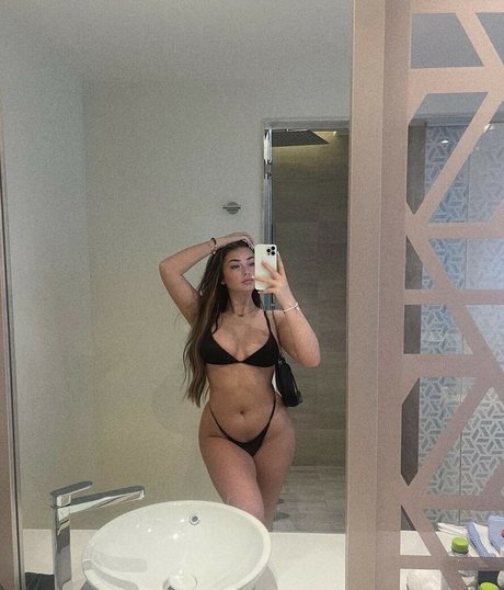 Kiera Lucy modèle porno images