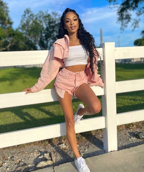 Breann Llewelyn modèle chaud des photos