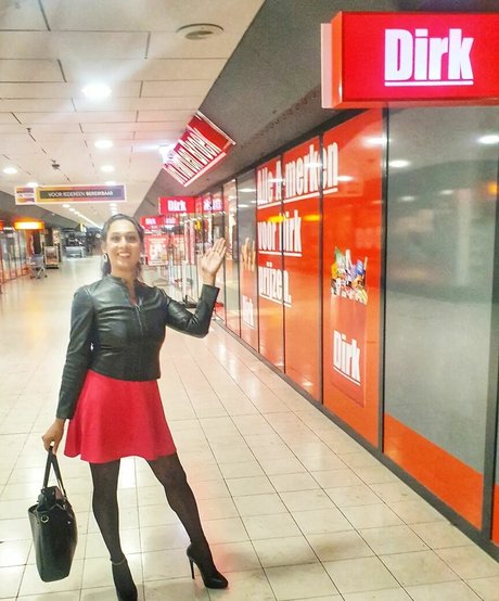 milf aux cheveux noirs onlyfans parfait et sexy collection