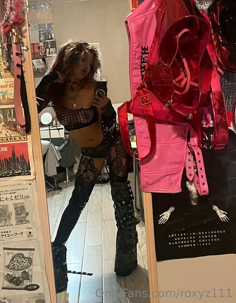 Roxyz111 actrice adulte des photos