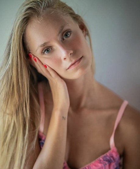 elabarkay actrice adulte galeries