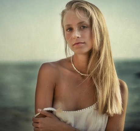 elabarkay actrice sexy photo