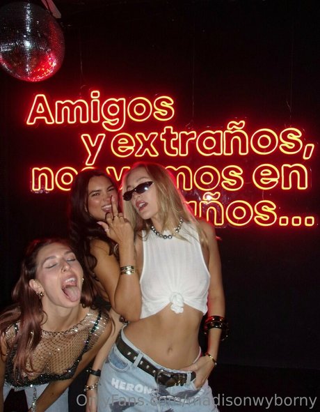 Kyra Santoro étoile chaude collection