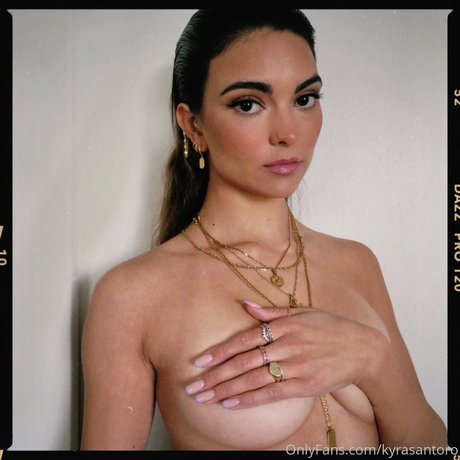 Kyra Santoro modèle xxx photo