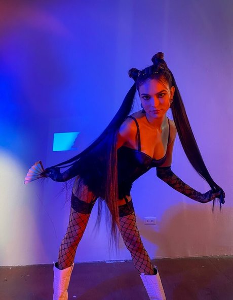 Kyra Santoro modèle sympa galerie