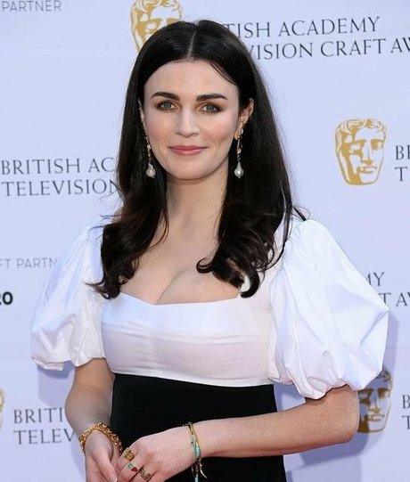 Aisling Bea haut modèle image